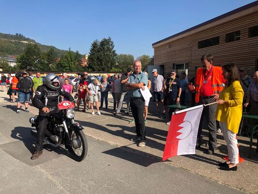 Die Bürgermeisterin von Ebermannstadt gibt das Startsignal - 15. ADAC-Oldtimerfahrt MSC Fränkische Schweiz