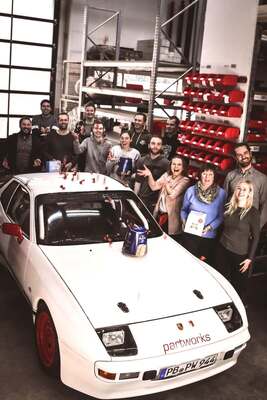 Bild: Die Bunte Truppe um Gründer Richard Kortenbruck (1. v. re.) bei der partworks GmbH in Paderborn (DE)