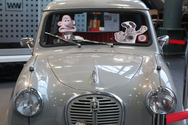 Die Comic-Helden Wallace und Gromit machten den A35 auch bei einer jüngeren Generation bekannt - Bremen Classic Motorshow 2019