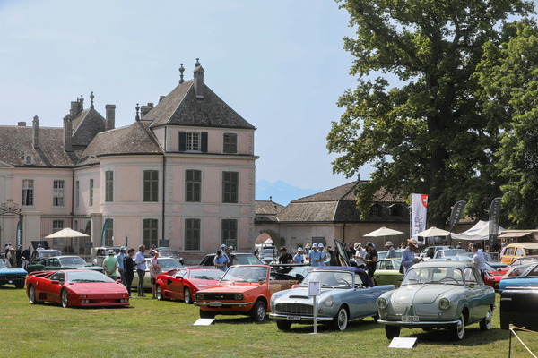 Bild: Die Concours-Autos vor dem schönen Schloss Coppet - Concours d'Elégance Suisse Château Coppet 2023