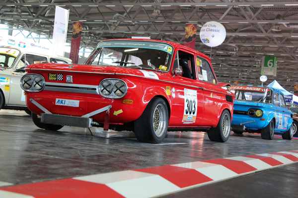 Image: The "curbs" were carpentered especially for the trade fair - Battle of the Dwarves - Retro Classics Cologne 2018