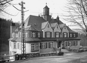 Die DKW-Hauptverwaltung in Zschopau war zunächst auch der Verwaltungssitz der 1932 gegründeten Auto Union AG. Sieben Stockwerke greift das Gebäude nach unten ins Zschopautal, wo auch die Fahrzeugproduktion lag Die DKW-Hauptverwaltung in Zschopau war zunächst auch der Verwaltungssitz der 1932 gegründeten Auto Union AG. Sieben Stockwerke greift das Gebäude nach unten ins Zschopautal, wo auch die Fahrzeugproduktion lag
