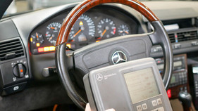 Die Dachelektronik des Mercedes-Benz SL ist diagnosefähig. Ein Tester hilft.
