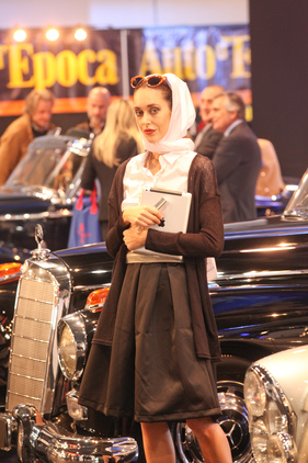 Die Dame auf der Mercedes-Ausstellung, passend für die Fahrt in den grossen Cabriolets gekleidet - Auto e Moto d'Epoca Padova 2015