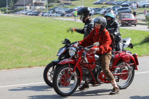 Bild: Die Dame fährt eine historische Moto Guzzi - Lägern Classic 2024