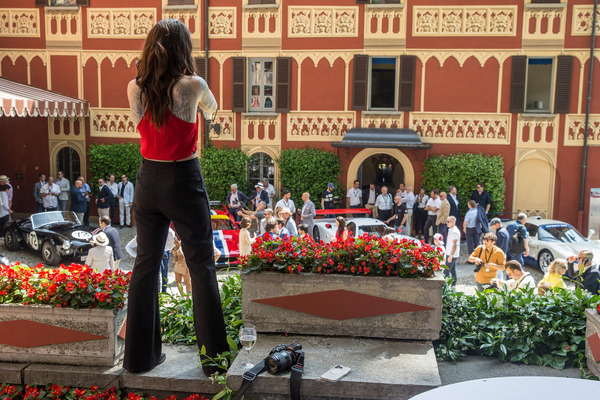Die Dame scheint ein Foto zu schiessen – obwohl Kamera und Telefon zu ihren Füssen liegen