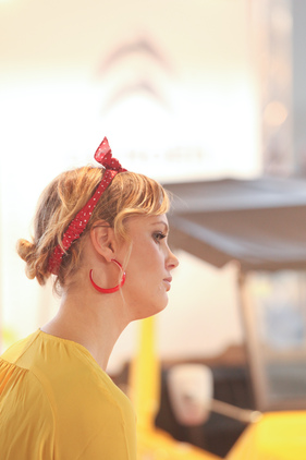 Die Dame von Citroën passt farblich bestens in die Standkomposition - Auto e Moto d'Epoca Padova 2015