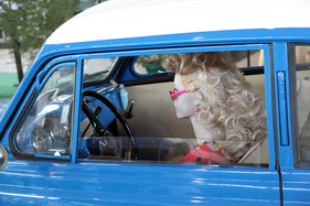 Die Dame wartet auf die Vorfahrt - Retro Classics Stuttgart 2014