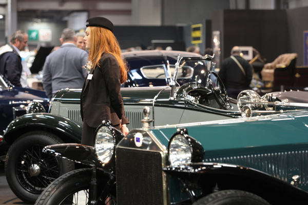 Bild: Die Damen achteten darauf, dass den Lancia-Preziosen nichts passierte - Rétromobile Paris 2019