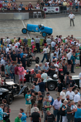 Image: The demo runs begin! The classic car field rolls onto the oval of the Oerlikon race track - Indianapolis in Oerlikon 2013