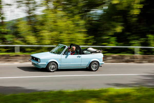 Bild: Die Drittplatzierten Hans Orsatti der Kategorie Sport und Iris Kramer im VW Golf Gli Cabriolet (1988)