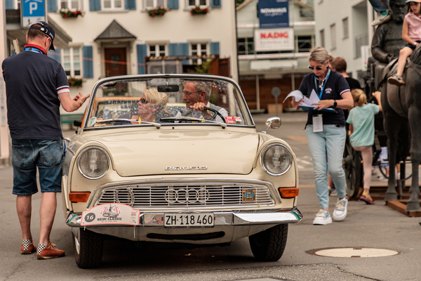 Die Drittplatzierten der Kategorie Classic Moreno Panscera und Petra Weibel im DKW F 12 Cabrio (1964) bei der Zieleinfahrt