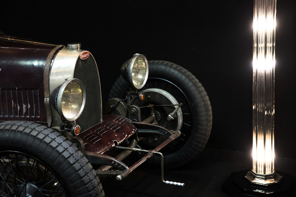 Die Dunkelheit legt sich so langsam über Paris und nur noch das künstliche Licht erhellt den Bugatti Typ 35.