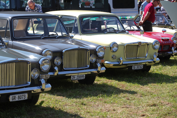 Bild: Die Edel-Version des Austin 1100 von Vanden Plas und MG in Reih' und Glied - British Car Meeting BCM in Mollis 2019