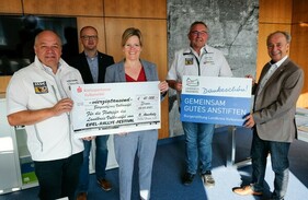 Die Eifel-Rallye-Festival-Macher überreichen den Check