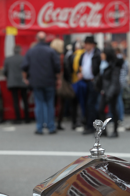 Die Emily auf dem Rolls betrachtet den Andrang am Getränkestand - Oldtimer in Obwalden O-iO 2016