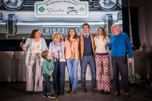 Bild Die Enkel Daniela (rechts aussen) und Roberto Maestri-Romeo flankieren die Urenkel und Ur-ur-Enkel von Nicola Romeo anlässlich CulturAlfa am 23. März 2025