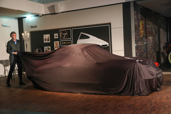 Die Enthüllung des Porsche 356 SC "Art Cars" durch den Künstler Alfredo Häberli