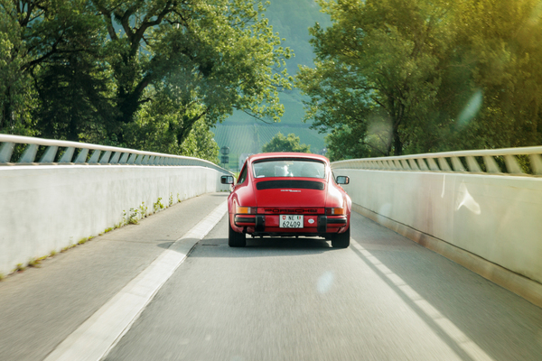 Bild Die Erstplatzierten Thomas Nigg und Ernst Nigg Porsche 911 T (1973) auf der Rheinbrücke nach Fläsch