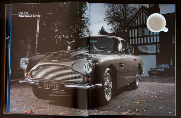 Die Espressotasse veranschaulicht die Grösse des Buches «The Aston Martin Book» von René Staud