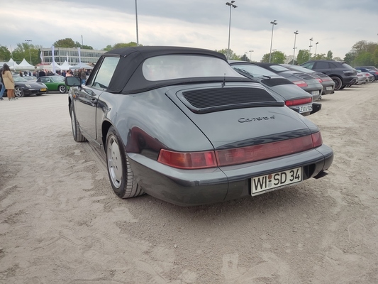 Die Evolution der Heckansichten. Die klassischen deutschen Kontrollschilder nach DIN-Norm sind inzwischen rar und begehrt – Porsche-Treffen Dinslaken 2022