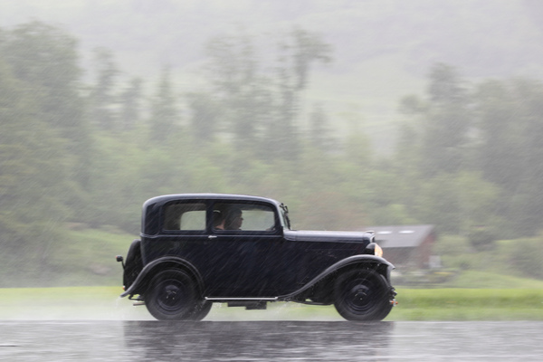 Die Fahrt nach Seelisberg am Samstag Nachmittag wurde zur Wasserschlacht - Oldtimer in Obwalden O-iO 2016