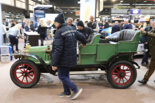 Die Fahrzeuge des Club Teuf-Teuf werden aus der Halle geschoben für die Demofahrten – Rétromobile Paris 2025