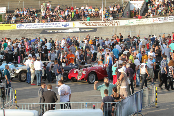 Die Fahrzeuge im Innenfeld des Ovals wurden eifrig bestaunt - Indianapolis Oerlikon am 26. Juli 2016