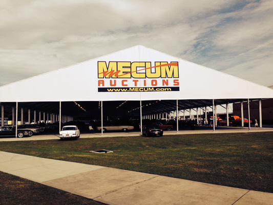 Die Fahrzeuge können in riesigen Zelten besichtigt werden - Mecum Kissimmee 2015