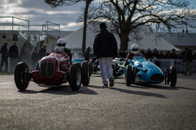 Die Fahrzeuge werden für den Start im Rennen um den Parnell Cup aufgestellt - Goodwood Members Meeting 2016