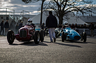 Die Fahrzeuge werden für den Start im Rennen um den Parnell Cup aufgestellt - Goodwood Members Meeting 2016