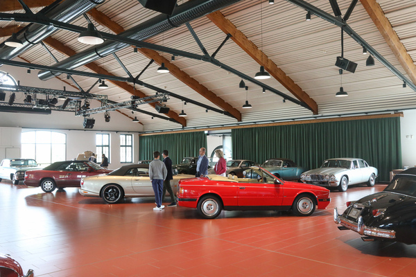 Die Fahrzeuge wurden im Event Center in Safenwil präsentiert - Emil Frey Classic/Youngtimer & Motorcycle Auktion 2025