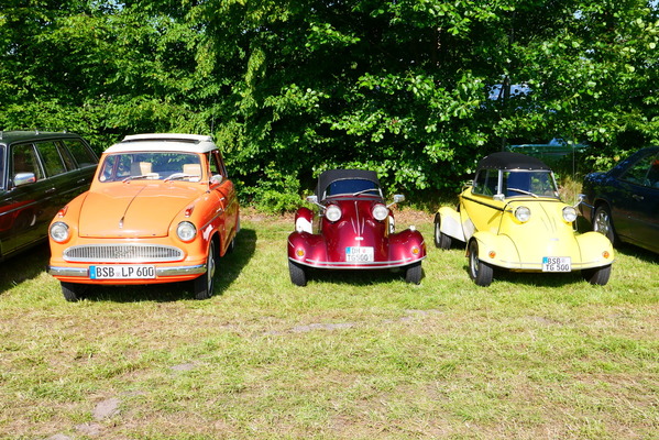 Bild Die Farbpalette des Lloyd 600 erweitern zwei FMR Messerschmidt-Kabinenroller TG 500. Man beachte die unterschiedlichen Dachhöhen der beiden Minimal-Roadster. – Bockhorner Oldtimermarkt 2025