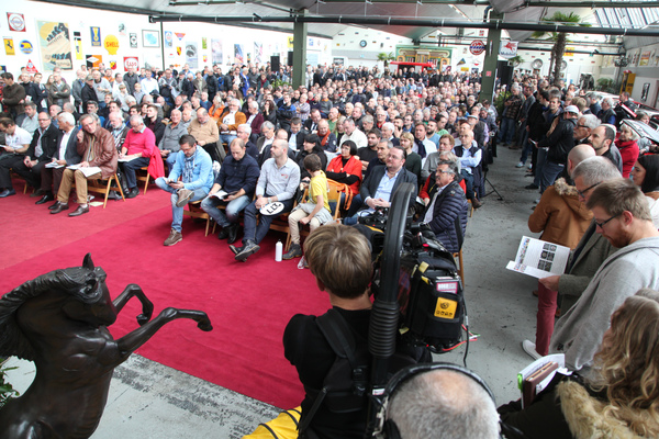 Die Fernseh-Crew filmte immer mit - Versteigerung Oldtimer Galerie in Toffen am 26. November 2016