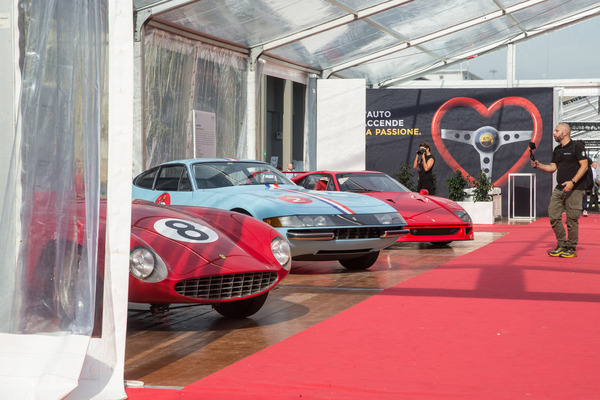 Die Ferrari-Sonderschau zum 75. Geburtstag war wenig stilvoll in einem Zelt untergebracht - Auto e Moto d'Epoca 2022