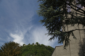 Die Festung Hohentwiel im Hintergrund - Museum Art & Cars in Singen Die Festung Hohentwiel im Hintergrund - Museum Art & Cars in Singen