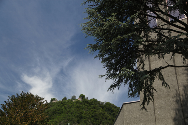 Die Festung Hohentwiel im Hintergrund - Museum Art & Cars in Singen