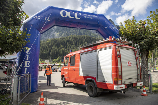 Die Feuerwehr passt knapp hindurch - 16. OCC Jungfrau-Rallye 2021
