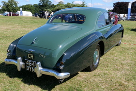 Die Form des Bentley sowie seine grün-schwarze Lackierung lassen ihn ungewöhnlich schlicht wirken. Der Besitzer ist ein Schweizer Sammler