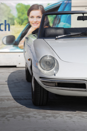The woman almost sits in the Alfa Romeo Spider - Dolder Classics September 2016