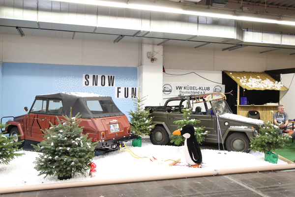 Die Freunde des VW Kübelwagens präsentieren eine Schneelandschaft (Techno Classica 2017)