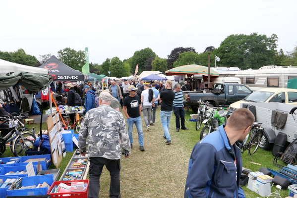Die Gänge auf dem Marktgelände sind kilometerlang – Bockhorner Oldtimermarkt 2024
