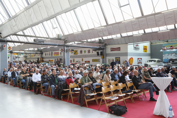 Die Gäste warten gespannt auf den Beginn der Auktion - Oktober-Versteigerung der Oldtimer Galerie Toffen vom 15. Oktober 2022
