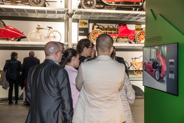 Die Gäste wie auch die Medienlandschaft zeigen sich von der neu gestalteten Stassenverkehrs-Halle im Verkehrshaus begeistert, …