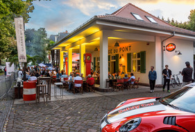 Die Garage Du Pont lud immer zu einem Schwätzchen ein - 24 Tour du Pont 2015