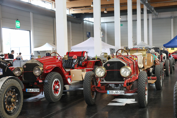 Die Garde der American LaFrance in der Halle vor dem Einsatz auf der Rundstrecke - Klassikwelt Bodensee 2024
