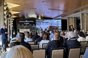 Die Gebote gehen beim VW Samba - RM Sotheby's Arizona Versteigerung 2025