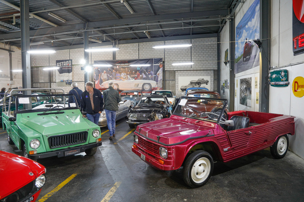 Die Gegner von einst - Renault Rodeo (links) und Citroën Méhari (rechts) - Versteigerung "Klassische Automobile & Motorräder" der Oldtimer Galerie in Toffen am 18. Oktober 2025