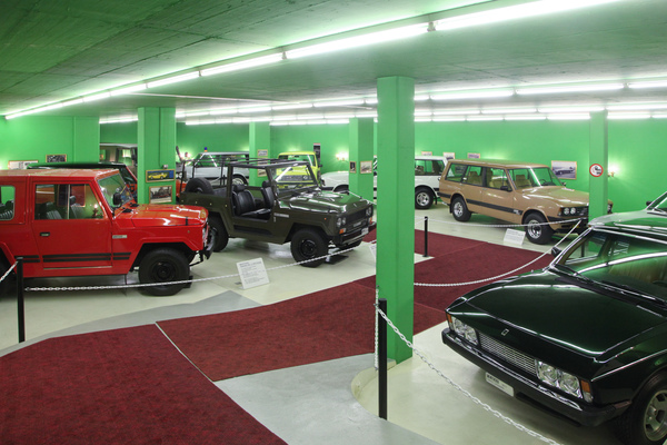Bild: Die Geländewagen im untersten Stockwerk des Museums - Monteverdi Museum Binningen
