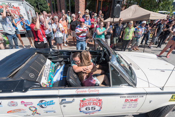 Die Gewinnerinnen in der Rookie Klasse haben soeben über ihr Glück erfahren - Great Race Rallye USA - 24. Juni bis 2. Juli 2017